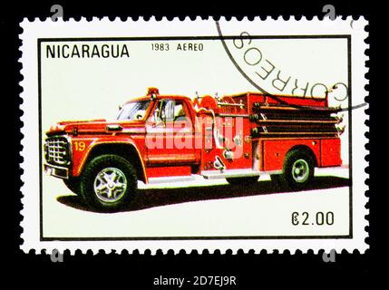 MOSCA, RUSSIA - 26 NOVEMBRE 2017: Un francobollo stampato in Nicaragua mostra Firecar, serie Firecarks, circa 1983 Foto Stock