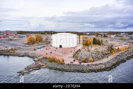 Helsinki, Finlandia - 10 ottobre 2020: Vista aerea del vecchio serbatoio del petrolio ricostruito per lo spazio pubblico e il paesaggio leggero Öljysäiliö 468 Foto Stock