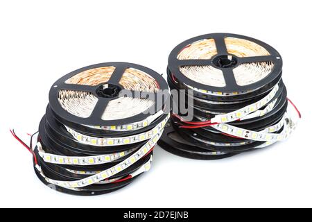 Bobine con nastri di lampade a LED isolate su sfondo bianco. Foto Stock