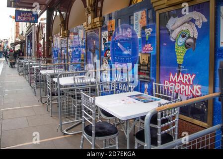 Londra, Regno Unito. 22 ottobre 2020. Vista generale dei tavoli da caffè vuoti a Soho, nel centro di Londra, Regno Unito il 22 ottobre 2020. Oggi il Cancelliere britannico dello scacchiere Rishi Sunak ha annunciato un nuovo pacchetto di sostegno per le imprese colpite dalle restrizioni del secondo livello di allerta, tra cui Londra, che comprende sovvenzioni per pub, bar e ristoranti. Ciò viene come il segretario di salute Matt Hancock ha annunciato che Stoke-on-Trent, Coventry e Slough si sarebbero spostati nel livello 2 da sabato in risposta ai 19 casi crescenti di Covid. (Foto di Claire Doherty/Sipa USA) Credit: Sipa USA/Alamy Live News Foto Stock