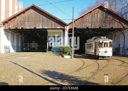Deposito di tram d'epoca nel porto. Una funivia scende dal deposito per iniziare il suo servizio. Solo 3 linee utilizzano ancora tram vintage a Porto. Foto Stock