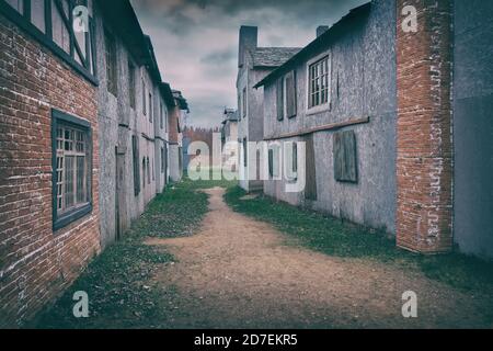 Strada stretta nella vecchia città europea di mattoni e. edifici in legno del 18-19 ° secolo Foto Stock