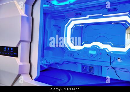 Un luogo dove i turisti riposano prima del volo. Hotel a capsule all'aeroporto. Mini Hotel - una delle varianti di hotel in Giappone Foto Stock