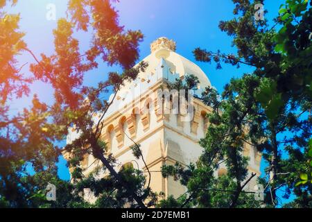 Cupola della cattedrale di Saint Louis. Un tempio sulla cima della collina di Byrsa vicino alle rovine dell'antica città di Cartagine nella capitale Tunisi. Foto Stock