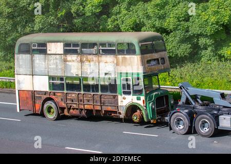 Autobus Leyland Titan color crema verde MEP Recovery 1967 60s (autobus a due piani con motore anteriore trainato da autocarro), autobus Blackpool per restauro. Condizioni di traffico veicolare nel Regno Unito, raro trasporto classico d'epoca da collezione su rimorchio, vecchi autobus arrugginiti trainati, classici autobus a due piani diretti a nord sull'autostrada M6. Foto Stock