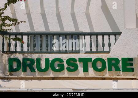 L'iscrizione sul segno farmacia negozio - il testo Sulla facciata di una farmacia in Tunisia Foto Stock