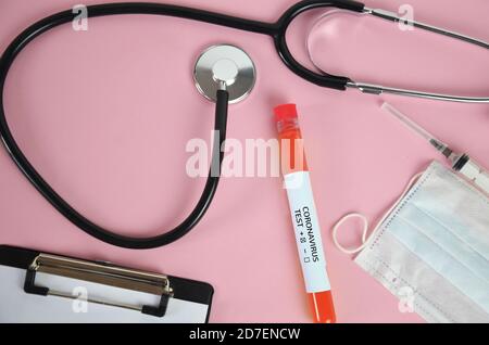 Risultato positivo del test del sangue per il nuovo Coronavirus, che si sta diffondendo rapidamente, originario di Wuhan, Cina Foto Stock