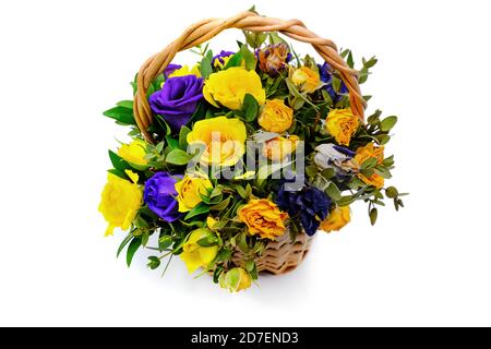Il concetto di fiori vivi e morti. Una trasformazione dalla fioritura alla seccatura. Bouquet di rose fresche e secche su sfondo bianco. Il Foto Stock