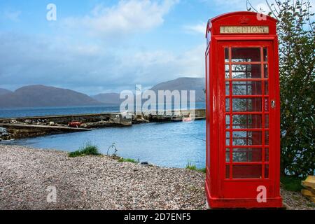 Telefono rosso sulla costa di Loch Linnhe a Kentallen, Scozia, Regno Unito Foto Stock