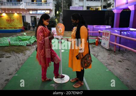 Kolkata, India. 22 ottobre 2020. I visitatori hanno sanitizzato le mani all'interno in un "pandal" di Puja o in una piattaforma temporanea il primo giorno del festival Durga Puja a Kolkata. (Foto di Sudipta Das/Pacific Press) Credit: Pacific Press Media Production Corp./Alamy Live News Foto Stock