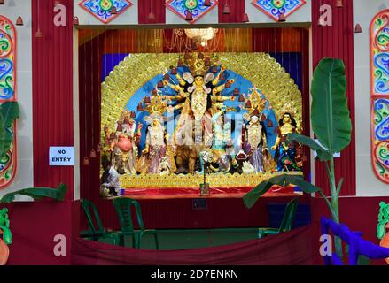 Kolkata, India. 22 ottobre 2020. Una bacheca "No Entry" che mostra di fronte a un "pandal" o a una piattaforma temporanea a Kolkata. (Foto di Sudipta Das/Pacific Press) Credit: Pacific Press Media Production Corp./Alamy Live News Foto Stock