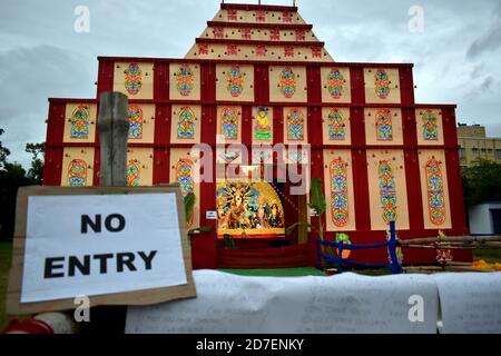 Kolkata, India. 22 ottobre 2020. Una bacheca "No Entry" che mostra di fronte a un "pandal" o a una piattaforma temporanea a Kolkata. (Foto di Sudipta Das/Pacific Press) Credit: Pacific Press Media Production Corp./Alamy Live News Foto Stock