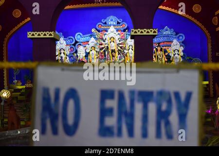 Kolkata, India. 22 ottobre 2020. Una bacheca "No Entry" che mostra di fronte a un "pandal" o a una piattaforma temporanea a Kolkata. (Foto di Sudipta Das/Pacific Press) Credit: Pacific Press Media Production Corp./Alamy Live News Foto Stock