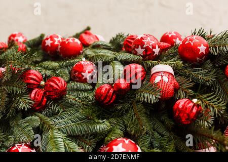Decorazione di natale di holly berry e cono di pino Foto Stock