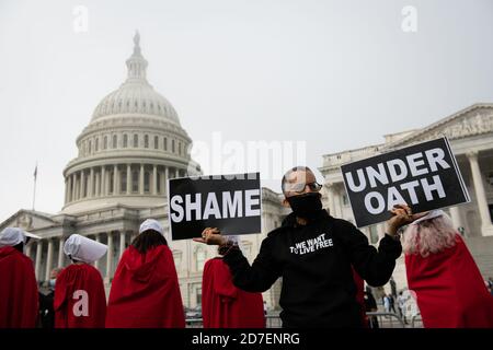 Washington, Stati Uniti. 22 ottobre 2020. I dimostranti si sono opposti alla conferma della conferma di Amy Coney Barrett al rally della Corte Suprema degli Stati Uniti vicino al Campidoglio degli Stati Uniti durante una conferenza stampa dei senatori, a Washington, DC, il 22 ottobre 2020, in mezzo alla pandemia dell'incoronavirus. Oggi, i repubblicani del Senato hanno fatto avanzare il processo di conferma del candidato del presidente Trump alla Corte, Amy Coney Barrett, nonostante le proteste dei democratici e a livello nazionale. (Graeme Sloan/Sipa USA) Credit: Sipa USA/Alamy Live News Foto Stock