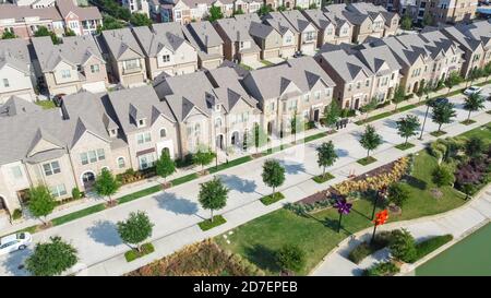 Vista aerea sul fiume, nuovissime case cittadine a due piani nel centro di Flower Mound, Texas, Stati Uniti Foto Stock