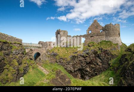 Il castello di Dunluce si trova in cima a una scogliera sulla costa di Antrim, Irlanda del Nord, Regno Unito Foto Stock