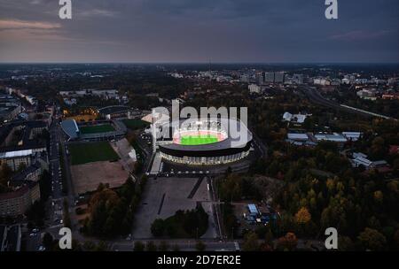 Helsinki, Finlandia - 3 ottobre 2020: Vista aerea dello stadio di Helsinki di notte. Foto Stock