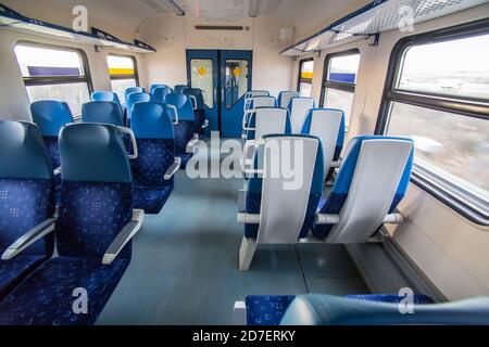 interno della carrozza con posti a sedere vuoti per i passeggeri Foto Stock