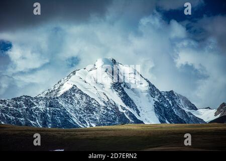 Cime innevate delle montagne Altaa tavan bogd nella Mongolia occidentale. Foto Stock