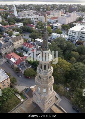 Foto aerea della città di Charleston, Carolina del Sud, con il campanile della chiesa di St Philips in primo piano. Foto Stock