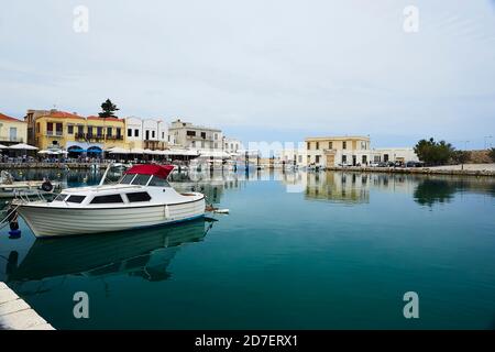 RETHYMNO , GRECIA - 30 MAGGIO 2019: Vista al porto marittimo di Rethymno, l'isola di Creta, Grecia. La città è famosa per la sua architettura veneziana e per la sua bellezza Foto Stock