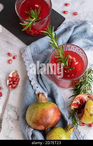 Succo di melograno fatto in casa, bevanda rinfrescante sana Foto Stock