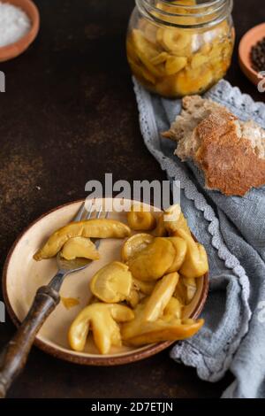 Pronto a mangiare funghi cotti (amanita caesarea) sul tavolo Foto Stock