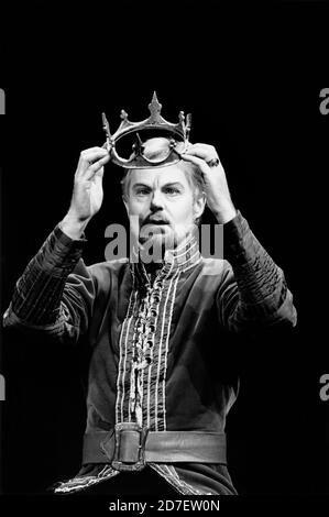 Derek Jacobi (Re Richard il secondo) in RICHARD II di Shakespeare al Phoenix Theatre, Londra WC2 26/11/1988 design: Carl Toms illuminazione: Mick Hughes combatte: Nicholas Hall regista: Clifford Williams Foto Stock