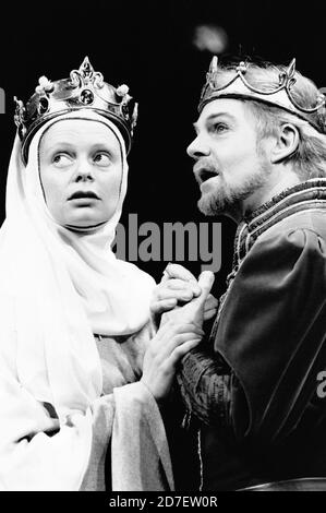 Kathryn Pogson (Isabel, Regina di Re Richard), Derek Jacobi (Re Richard il secondo) in RICHARD II di Shakespeare al Phoenix Theatre, Londra WC2 26/11/1988 design: Carl Toms illuminazione: Mick Hughes combatte: Nicholas Hall regista: Clifford Williams Foto Stock