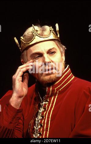 Derek Jacobi (Re Richard il secondo) in RICHARD II di Shakespeare al Phoenix Theatre, Londra WC2 26/11/1988 design: Carl Toms illuminazione: Mick Hughes combatte: Nicholas Hall regista: Clifford Williams Foto Stock