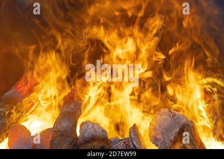 Fuoco Smoke effetti legno artificiale tronchi in Camino Foto Stock