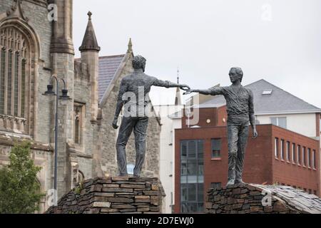 Passa attraverso il monumento diviso della riconciliazione a Londonderry, Irlanda del Nord, Regno Unito Foto Stock