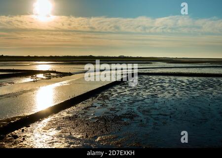 Wadden Mare del Nord con il sole sopra le nuvole e vista sul limo sulla terraferma, Sylt, Germania Foto Stock