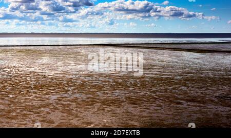 Wadden Mare del Nord sotto le nuvole e vista sul limo sulla terraferma, Sylt, Germania Foto Stock