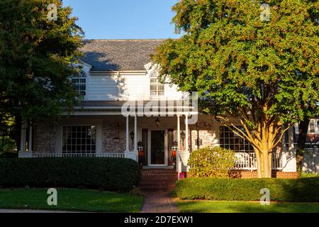 Frederick MD, USA 10/13/2020: Una casa coloniale a due piani nella storica città di Frederick. Ha ben mantenuto cortile anteriore, rustici mattoni sbiaditi Foto Stock