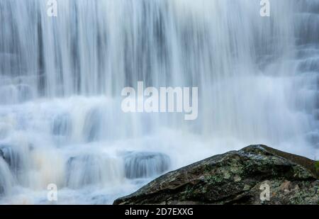 Primo piano di una cascata che scorre nelle Great Smoky Mountains del North Carolina. Foto Stock