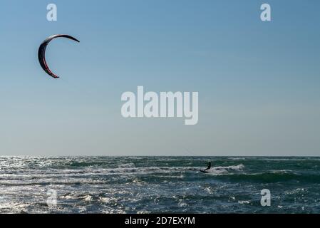 Divertimento acquatico e kiteboarding ad Ada Bojana, Montenegro Foto Stock