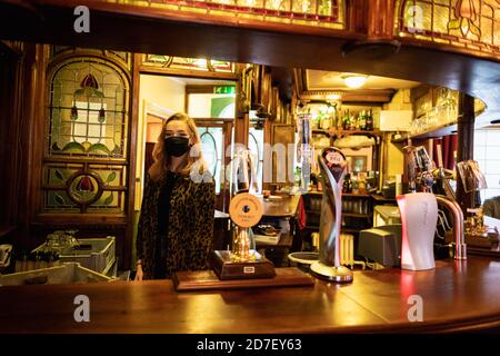 Manchester, Regno Unito. 22 ottobre 2020. Paige inizia il suo turno al pub Peveril of the Peak davanti alla città andando al livello 3 di un blocco locale. Oggi è l'ultimo giorno di negoziazione per alcune aziende locali come un blocco di livello 3 è stato imposto sulla città e la regione circostante, per cercare di rallentare la diffusione di COVID-19. Credit: Andy Barton/Alamy Live News Foto Stock