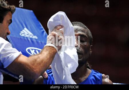 Boxer e allenatore all'anello d'angolo, duirando una partita di pugilato amatoriale durante la Coppa del mondo di Boxing AIBA a Milano 2009. Foto Stock