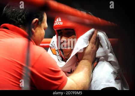 Boxer e allenatore all'anello d'angolo, duirando una partita di pugilato amatoriale durante la Coppa del mondo di Boxing AIBA a Milano 2009. Foto Stock