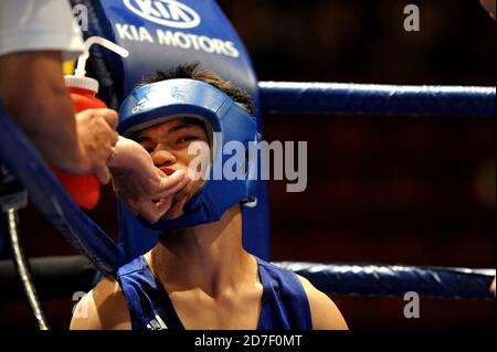 Boxer e allenatore all'anello d'angolo, duirando una partita di pugilato amatoriale durante la Coppa del mondo di Boxing AIBA a Milano 2009. Foto Stock