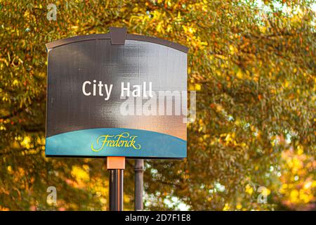 Frederick, MD, USA 10/13/2020: Frederick è una pittoresca città storica nel Maryland e sede della contea di Frederick County. Il cartello indica il municipio Foto Stock