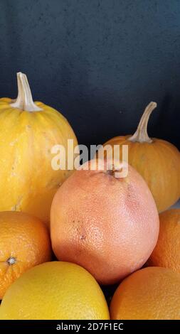Autunno ancora vita. Cartolina per Halloween. Zucca su sfondo scuro Foto Stock