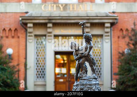 Frederick, MD, USA 10/14/2020: Primo piano immagine della storica statua di due bambini che giocano sulla roccia situata su una fontana di fronte al Municipio di Frederick Foto Stock