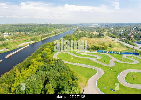 DMITROV, IGNATOVO, REGIONE DI MOSCA, RUSSIA - 5 SETTEMBRE 2020: Vista aerea della pista del kart Mayak in una giornata estiva Foto Stock