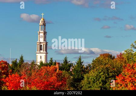 Una vista panoramica di Frederick in un pomeriggio soleggiato in autunno. L'edificio più alto della città (il campanile della chiesa cattolica di San Giovanni Evangelista) è a torre Foto Stock