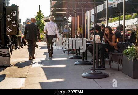 Martedì 20 ottobre 2020, presso la Starbucks Reserve Romaestring, nel quartiere Chelsea di New York. New York City ha recentemente pubblicato linee guida per l'uso di riscaldatori portatili quando si avvicina il clima più freddo. (© Richard B. Levine) Foto Stock