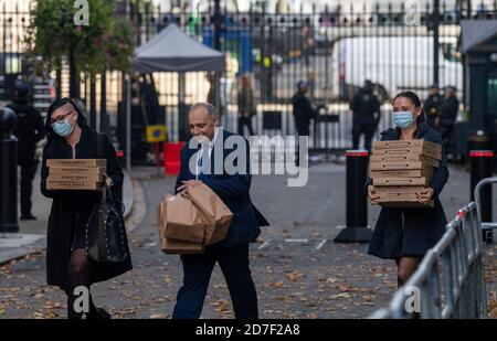 Londra, Regno Unito. 22 ottobre 2020. Le pizze Franco manca arrivano a 10 Downing Street per un pranzo tardivo. Credito: Ian Davidson/Alamy Live News Foto Stock