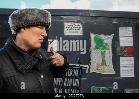 Londra, Regno Unito, 22 ottobre 2020. La veterana campagna per la pace Maria Gallastegui, aggiorna i graffiti riguardanti l’Happy Man Tree, nell’Hackney di Londra. Questo albero di 150 anni fa, parte del patrimonio londinese, è stato premiato quest'anno dal Woodland Trust Tree of the Year il 22 ottobre. Ma potrebbe essere abbattuto entro poche settimane, a causa dei controversi piani di sviluppo di Berkeley Homes per i piani di Hackney's council Housing. Il Consiglio sostiene che ‘ Foto Stock